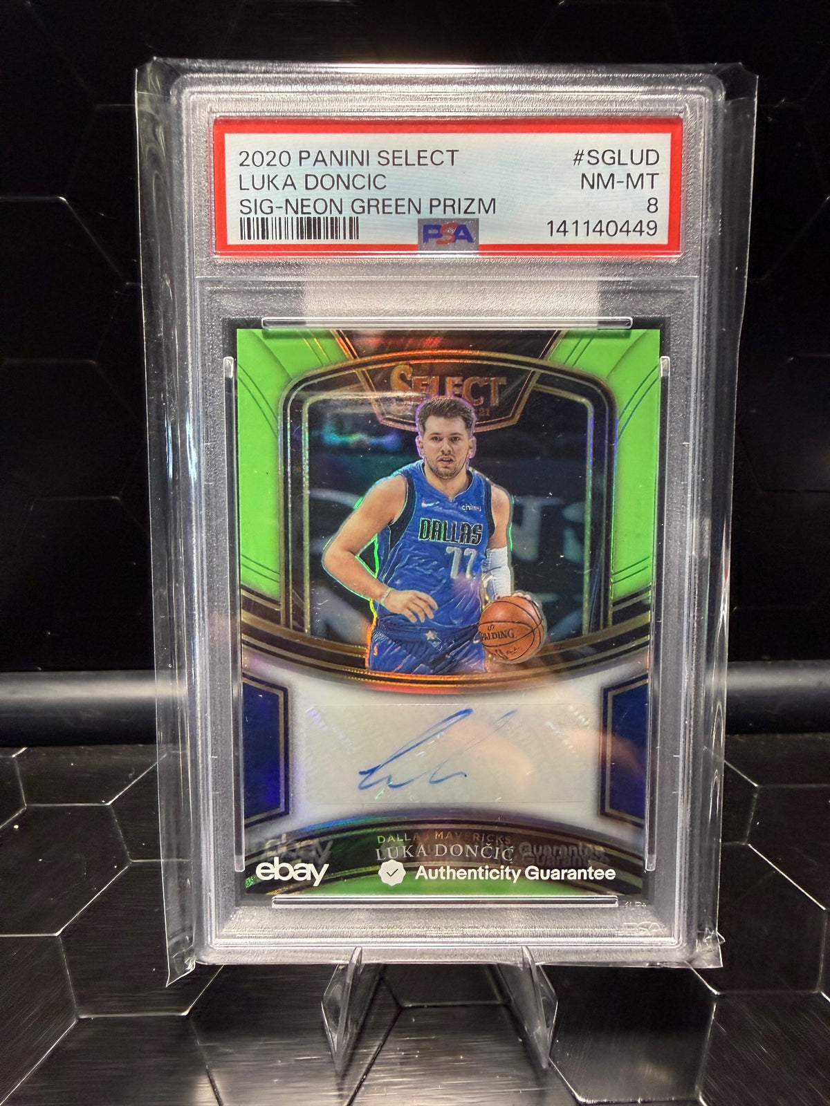2020-21 Select Luka Doncic #SGLUD Signatures Neon Green Prizm Auto /35 PSA 8